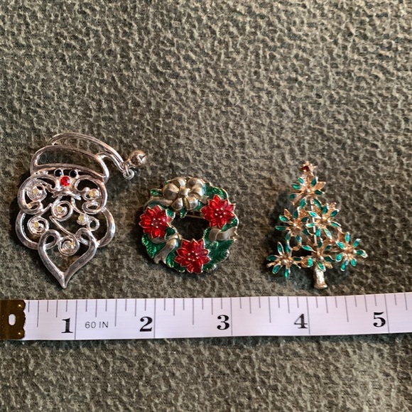 Cute lot of Christmas jewelry. 3 bracelets, 6 brooches, 6 earrings.Various sizes - Picture 6 of 8